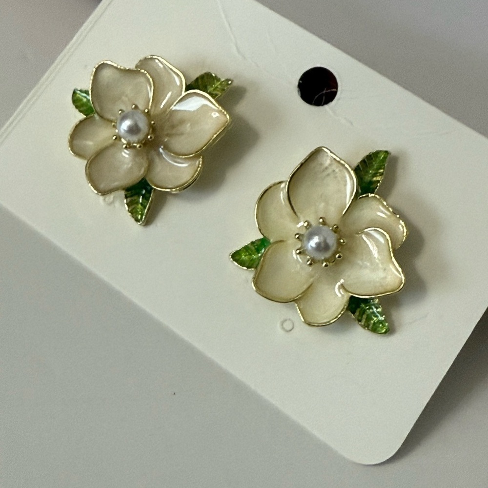 Vintage Design Sweet Flower/Alloy Pearl Enamel Camellia Stud Earrings. - Picture 10 of 14